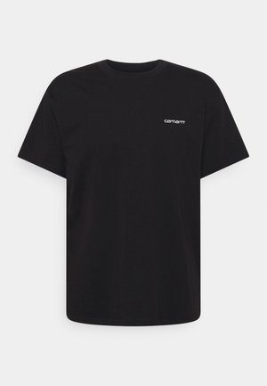 Czarny krótki rękaw t-shirt Carhartt z okrągłym dekoltem i małym białym logo na lewej piersi, na białym tle.