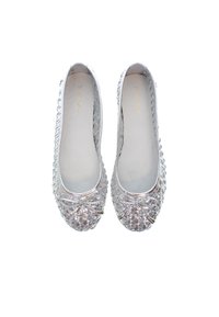 Las bailarina de plata tejidas presentan una punta redondeada, un delgado lazo decorativo, un acabado texturizado y un interior suave. Marca visible en el interior.
