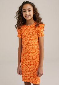 Oranžinė gėlėta suknelė trumpomis rankovėmis, puošta raukiniais ir įribsčia textura. Dizainas apima visą suknelę dengiantį gėlių raštą.