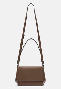 Bolso cruzado de cuero marrón con un diseño de solapa plegada, correa ajustable, detalles de hardware metálico y textura suave.