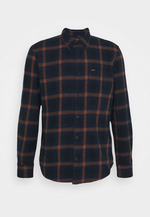 Blå och orange rutig flanellskjorta med knapp-down krage och långa ärmar. Har en liten märkeslapp på vänster bröst.