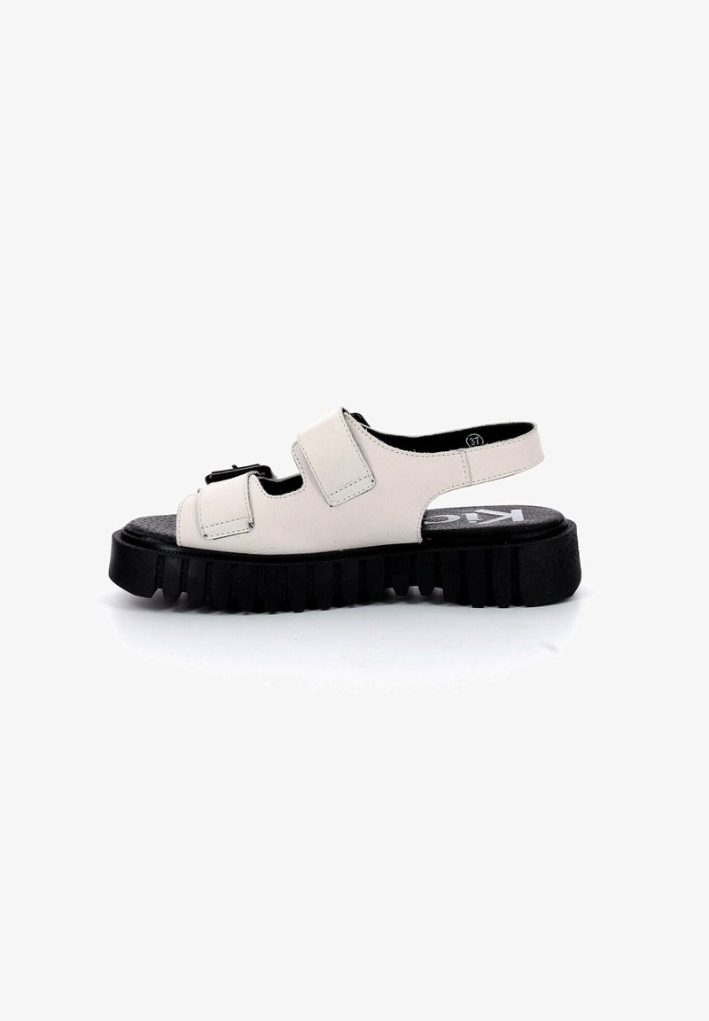 Sandale en cuir blanc avec deux brides réglables, semelle en caoutchouc noire et footbed texturé. Dotée d'une semelle rainurée pour une meilleure adhérence.