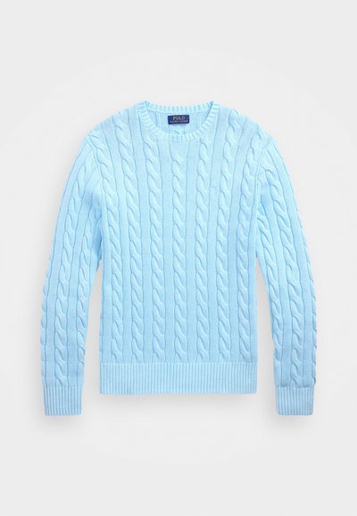 Ανοιχτό μπλε πουλόβερ σε πλέξη καλωδίων με στρογγυλή λαιμόκοψη, ραμμένα μανίκια και στρίφωμα, που διαθέτει υφασμάτινες υφές σε όλη την επιφάνεια.
