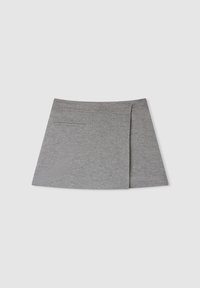 Gonna grigia con tessuto textured, forma a campana e tasca laterale. Presenta un design con piega su un lato per un tocco di dettaglio.
