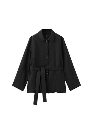 Zwarte lange mouwen jas met ceintuur, kraag, drie knopen aan de voorkant en rechte zoom, afgebeeld op een witte achtergrond.