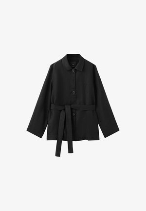 Schwarze, lange, langärmelige Jacke mit Gürtel und Kragen, drei Knöpfen auf der Vorderseite und geradem Saum, präsentiert auf weißem Hintergrund.