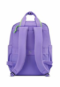 Zaino viola con spallacci regolabili, dettagli verdi e logo. Realizzato in tessuto resistente con un design semplice e rettangolare.