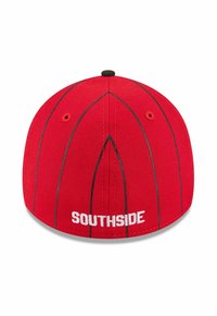 Rote, taillierte Kappe mit schwarzen Nadelstreifen und "SOUTHSIDE" in Weiß auf der Rückseite stickerei, von oben betrachtet.