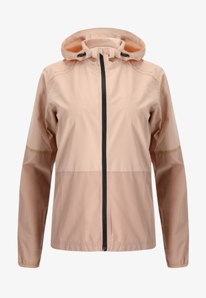 Veste imperméable rose clair avec capuche, fermeture éclair et fermeture éclair noire contrastante. Présente une texture lisse et une légère variation de couleur.