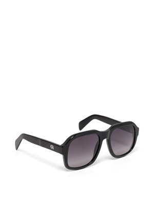 Schwarz eckige Sonnenbrille mit dunklen getönten Gläsern und einem kleinen weißen Logo am Bügel, vor weißem Hintergrund dargestellt.