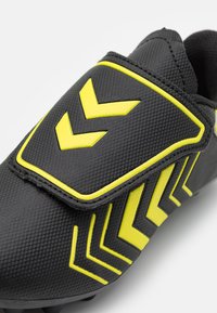 Hummel HATTRICK - Fodboldstøvler til fast underlag - caviar/safety yellow