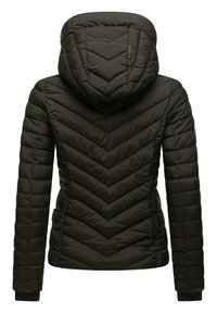 Čierna zateplená puffer bunda s chevronovým prešívaním, kapucňou a rebrovanými manžetami. Má moderný, štíhly strih.