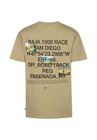 T-shirt en coton beige avec un grand texte noir au dos, indiquant "BAJA 1000 RACE, SAN DIEGO" avec deux petites images de paysages désertiques.
