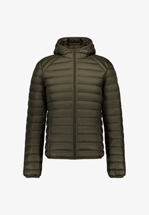 Veste matelassée olive avec quilting horizontal, fermeture éclair intégrale à l'avant, poignets élastiques et capuche attachée avec doublure intérieure rouge.
