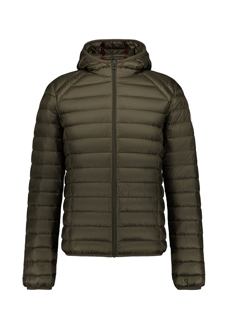 Olivgrüne Steppjacke mit horizontalen Steppnähten, durchgehendem Reißverschluss vorne, elastischen Bündchen und angenähter Kapuze mit rotem Innenfutter.