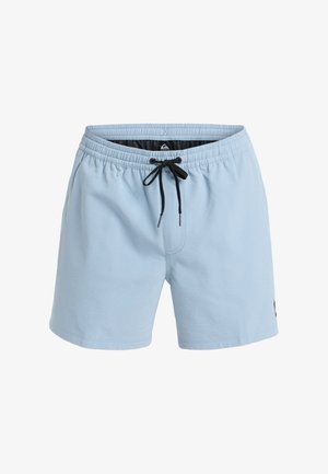 Svetlo modré plavky vyrobené z textúrovanej tkaniny, s elastickým pásom, čiernou šnúrkou a detailmi bočných švov.