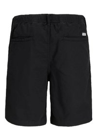 Pantalones cortos negros hechos de una tela ligera, con una cinturilla elástica, dos bolsillos traseros con cremalleras y una superficie texturizada lisa.