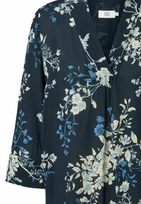 Navyfarbener Stoffoberteil mit einem floralen Muster in Hellblau und Creme, V-Ausschnitt und Dreiviertelärmeln. Strukturiertes, leichtes Material.