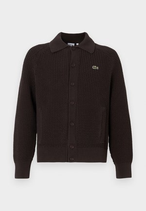 Brauner Strickcardigan mit strukturiertem Muster, Knopfleiste und Kragen. Verfügt über ein kleines grünes Logo auf der oberen linken Seite.