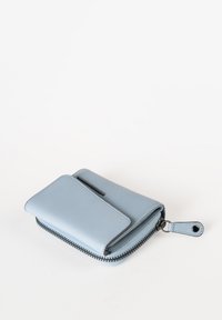 Portafoglio in pelle blu con chiusura a zip, tasca frontale per carte, texture liscia e zip nera a contrasto, forma rettangolare compatta.
