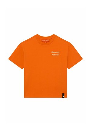 T-shirt à manches courtes col rond orange vif avec texte blanc "Reiss 1971 McLaren Formula 1 Team" sur la poitrine gauche et une petite étiquette noire à l’ourlet.