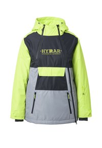 Kurtka z blokami kolorów z jaskrawożółto-zielonym kapturem, czarną górną częścią i szarą dolną częścią. Posiada kieszenie na zamek i regulowane sznurki.