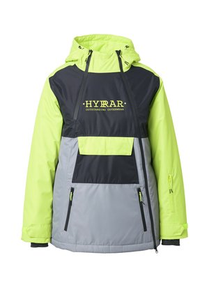 Bunda s bloky barev, s jasně žluto-zelenou kapucí, černou horní částí a šedou spodní částí. Disponuje kapsami na zip a nastavitelnými šňůrkami.