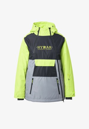 Väriblokattu takki, jossa kirkkaan kelta-vihreä huppu, musta yläosa ja harmaa alaosa. Siinä on vetoketjulliset taskut ja säädettävät kiristysnauhat.