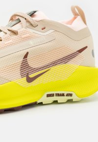 Nike Performance PEGASUS TRAIL 5 GORE-TEX - Chaussures de running - sanddrift/dark pony/cyber/life lime/crimson tint