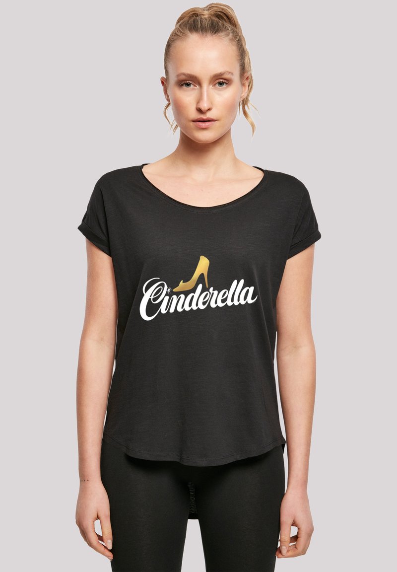 Melns īsām piedurknēm T-krekls ar "Cinderella" baltiem burtiem un zelta augstpapēžu kurpes grafiku priekšā. Mīksta, viegla auduma.