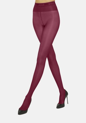 Collant bordeaux opaco con una texture liscia e cintura elastica, abbinati a tacchi neri per un contrasto.