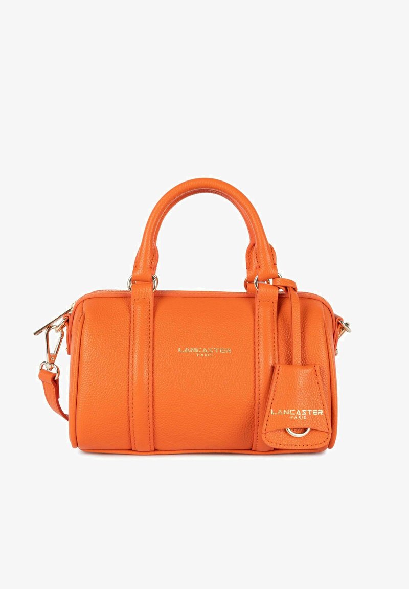 Borsa a tracolla in pelle arancione con doppie maniglie, tracolla removibile, accessori in oro e logo frontale. Forma rettangolare con finitura testurizzata.