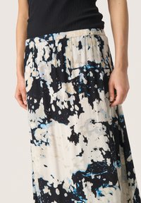 Maxirock mit einem Faltendesign, das ein abstraktes Muster in Schwarz, Weiß und Blau aufweist. Mit elastischem Bund und leichtem Stoff.