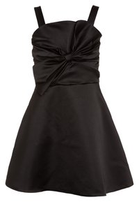 Svart satin klänning med ett figurnära liv och rosettdetalj fram. A-linjeformad kjol, spagettiremmar, slät textur och ingen synlig hårdvara.