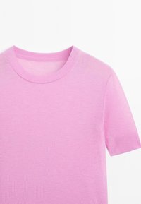 Kortærmet T-shirt med rund hals, lavet af blødt lyserødt stof med en glat tekstur og ribbet halsudskæring. Enkel design uden mønstre.