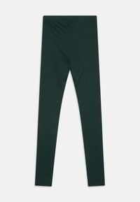 Sötétzöld leggings, bordás anyagból készült, testhez simuló szabással és rugalmas derékkal. Nincsenek látható varratok vagy minták.