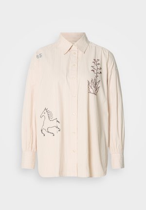 Helles beiges Hemd mit Knopfleiste und vertikalen Streifen, das auf der Vorderseite bestickte Designs von einem Einhorn und Pflanzen aufweist. Lange Ärmel mit Manschetten-Details.