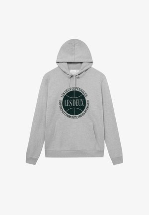 Grå bomullshoodie med en frontlomme, snorhette, og et rundt grafisk trykk i mørkegrønn tekst med "LES DEUX COPENHAGEN" og et slagord.