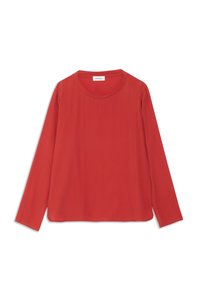 Dug madrast crvena majica s dugim rukavima izrađena od lagane, glatke tkanine. Ima okrugli izrez i opušteni kroj, bez vidljivih uzoraka ili akcenta.