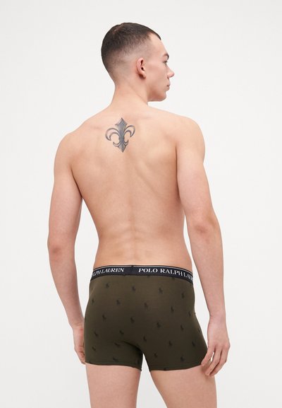 Olajzöld boxer alsónemű fekete derékrésszel, fehér "POLO RALPH LAUREN" logóval és kis fekete ló ikon mintával. Pamut anyag.