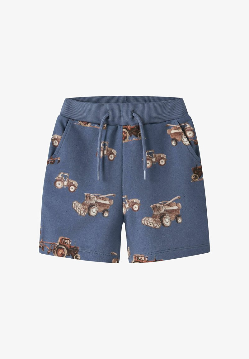 Shorts bleus avec taille élastique et cordon, poches latérales, avec un motif de tracteurs marron et beige et de matériel agricole.