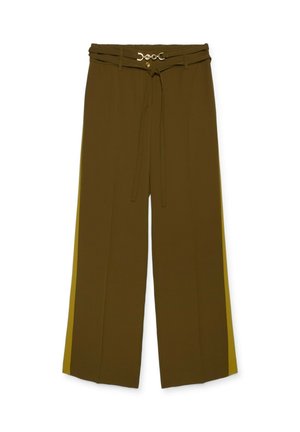 Olijfgroene broek met wijde pijpen, voorzien van een bijpassende riem en gouden kettinkdetail, met gele zijstrepen.
