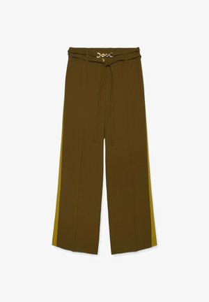 Pantalon large couleur vert olive avec ceinture assortie et détail chaîne dorée, comprenant des bandes jaunes sur les côtés.