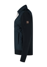 Zwarte hybride jas met gewatteerde voorkant, gebreide mouwen, ritszak en logo-opdruk op de bovenste mouw, zijaanzicht.