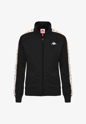 Giacca atletica nera con colletto alto, zip completa, polsini a costine e strisce laterali a contrasto con piccoli motivi di personaggi colorati. Logo Kappa visibile.