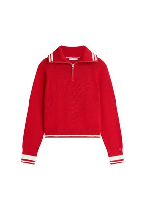 Czerwony sweter z dzianiny z długim rękawem, z suwakiem do ćwiartki długości, prążkowanym kołnierzem i dołem oraz białymi podwójnymi paskami na kołnierzu i mankietach.