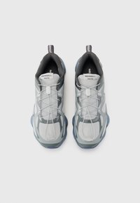 Graue und blaue leichte Sneaker aus Mesh-Gewebe, mit Gummisohle, Schnürverschluss und Ziehschlaufe. Verfügt über ein schlankes, modernes Design.