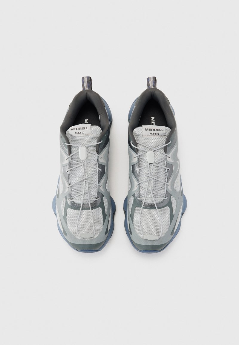 Szare i niebieskie lekkie sneakersy z siateczkowej tkaniny, gumową podeszwą, sznurowaną zapięciem i pętlą do zakupu. Charakteryzują się nowoczesnym, smukłym designem.