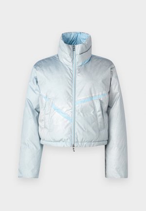 Helles blauer, kurzer Pufferjacke mit hohem Kragen, Reißverschluss, zwei Vordertaschen und kontrastierenden blauen Nahtdetails. Glatte Textur.