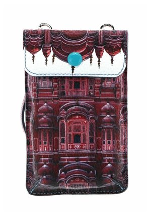 Petite pochette en cuir avec un design architectural rouge détaillé et une fermeture à bouton-pression turquoise sur un rabat blanc.
